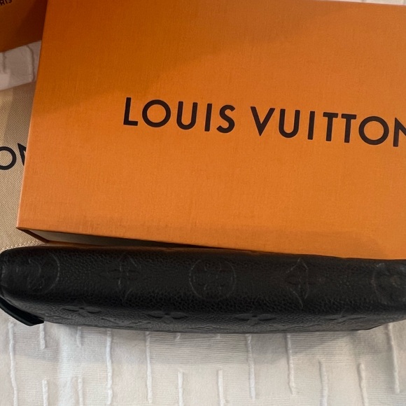 LOUIS VUITTON Zippy Wallet - Picture 3 of 8